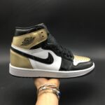 A Jordan 1st generation. Black and gray, company-level original head skin item number 555088-014 Number 40--47.519