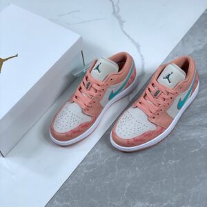 Air Jordan 1 Mid Wear-Away Rubber Le Little Chicago in white. Article number: DV9565-006 Number of codes: 36-469