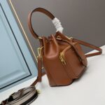 Handbags are made of imported original cowhide High-end quality Delivery gift bag invoice Size 21x24x14 earth brown color