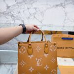 Handbags are made of imported original cowhide, high-end quality, gift bag invoice, size 32cm DD23015508