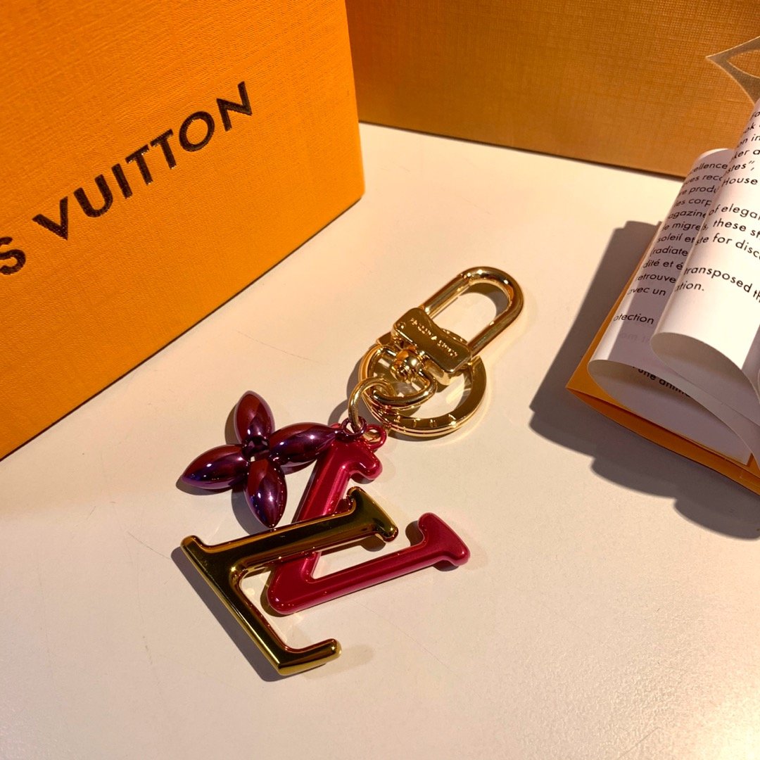 LU NEW WAVE Bag Decoration and Keychain M63749 This New Wave Bag Decoration and Keychain demonstrates a reinterpretation of the brand's eye-catching LV logo. New Wave story's iconic pattern design, eye-catching colors and classic Mon5