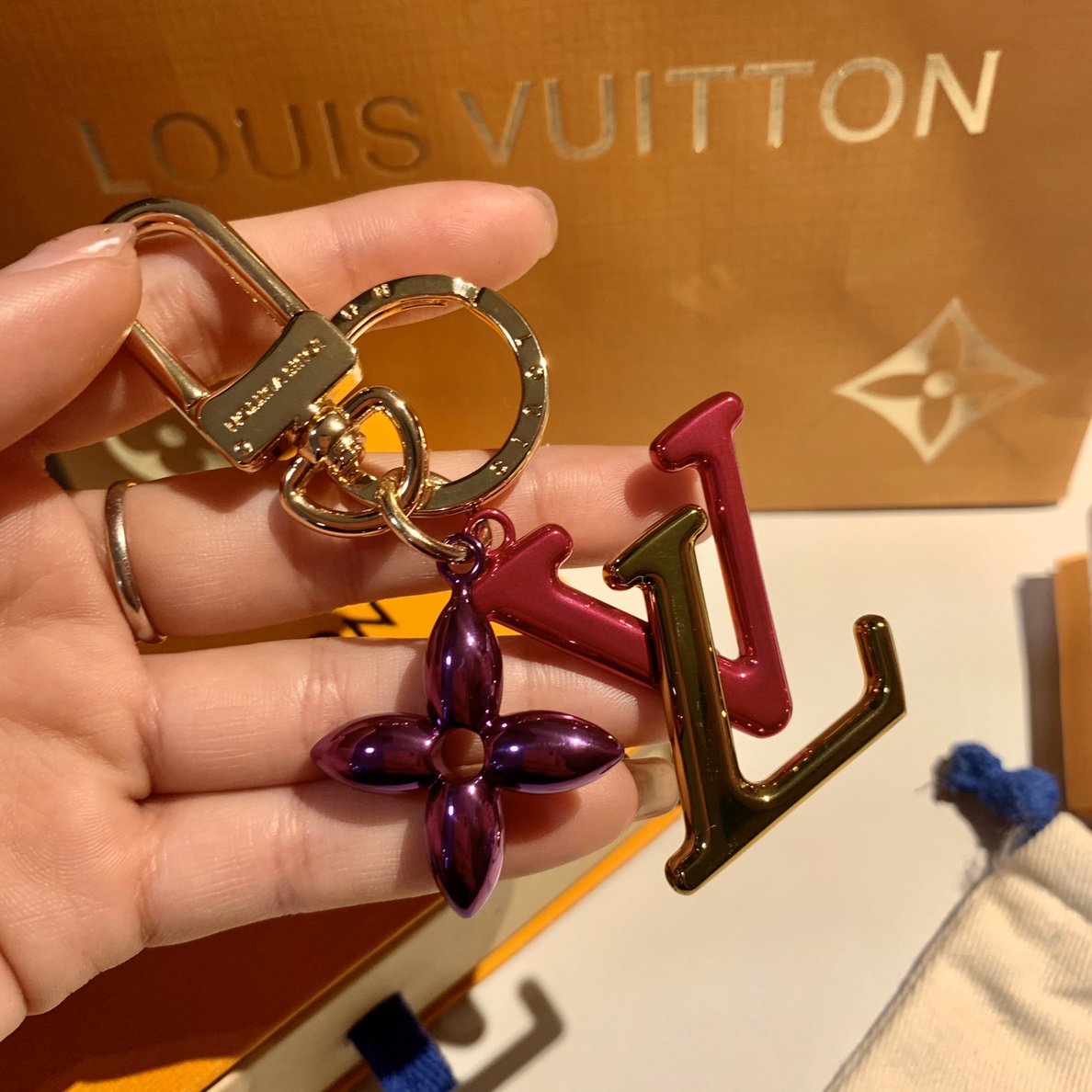 LU NEW WAVE Bag Decoration and Keychain M63749 This New Wave Bag Decoration and Keychain demonstrates a reinterpretation of the brand's eye-catching LV logo. New Wave story's iconic pattern design, eye-catching colors and classic Mon5 - Image 5