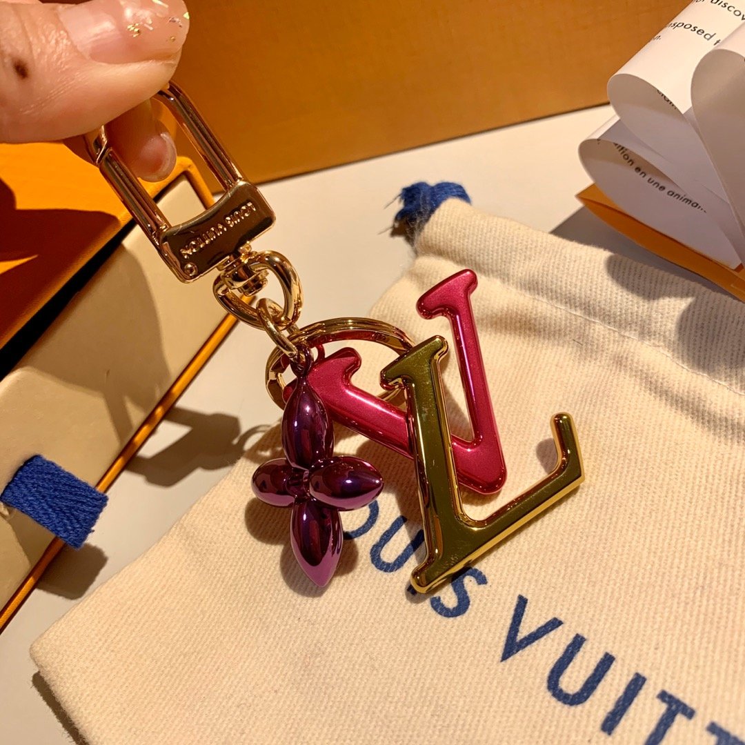 LU NEW WAVE Bag Decoration and Keychain M63749 This New Wave Bag Decoration and Keychain demonstrates a reinterpretation of the brand's eye-catching LV logo. New Wave story's iconic pattern design, eye-catching colors and classic Mon5 - Image 6