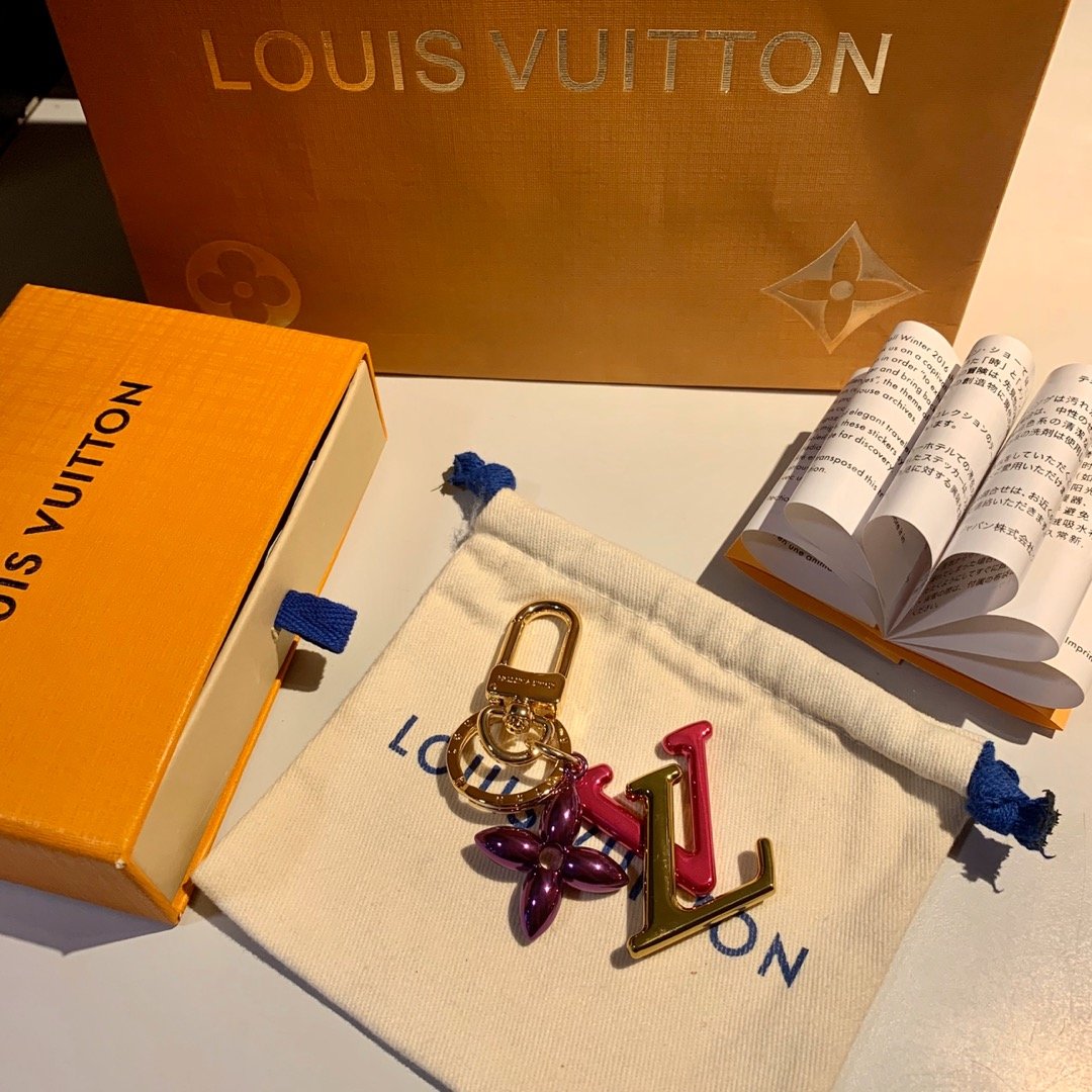LU NEW WAVE Bag Decoration and Keychain M63749 This New Wave Bag Decoration and Keychain demonstrates a reinterpretation of the brand's eye-catching LV logo. New Wave story's iconic pattern design, eye-catching colors and classic Mon5 - Image 2
