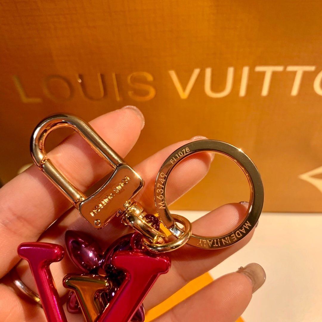 LU NEW WAVE Bag Decoration and Keychain M63749 This New Wave Bag Decoration and Keychain demonstrates a reinterpretation of the brand's eye-catching LV logo. New Wave story's iconic pattern design, eye-catching colors and classic Mon5 - Image 3
