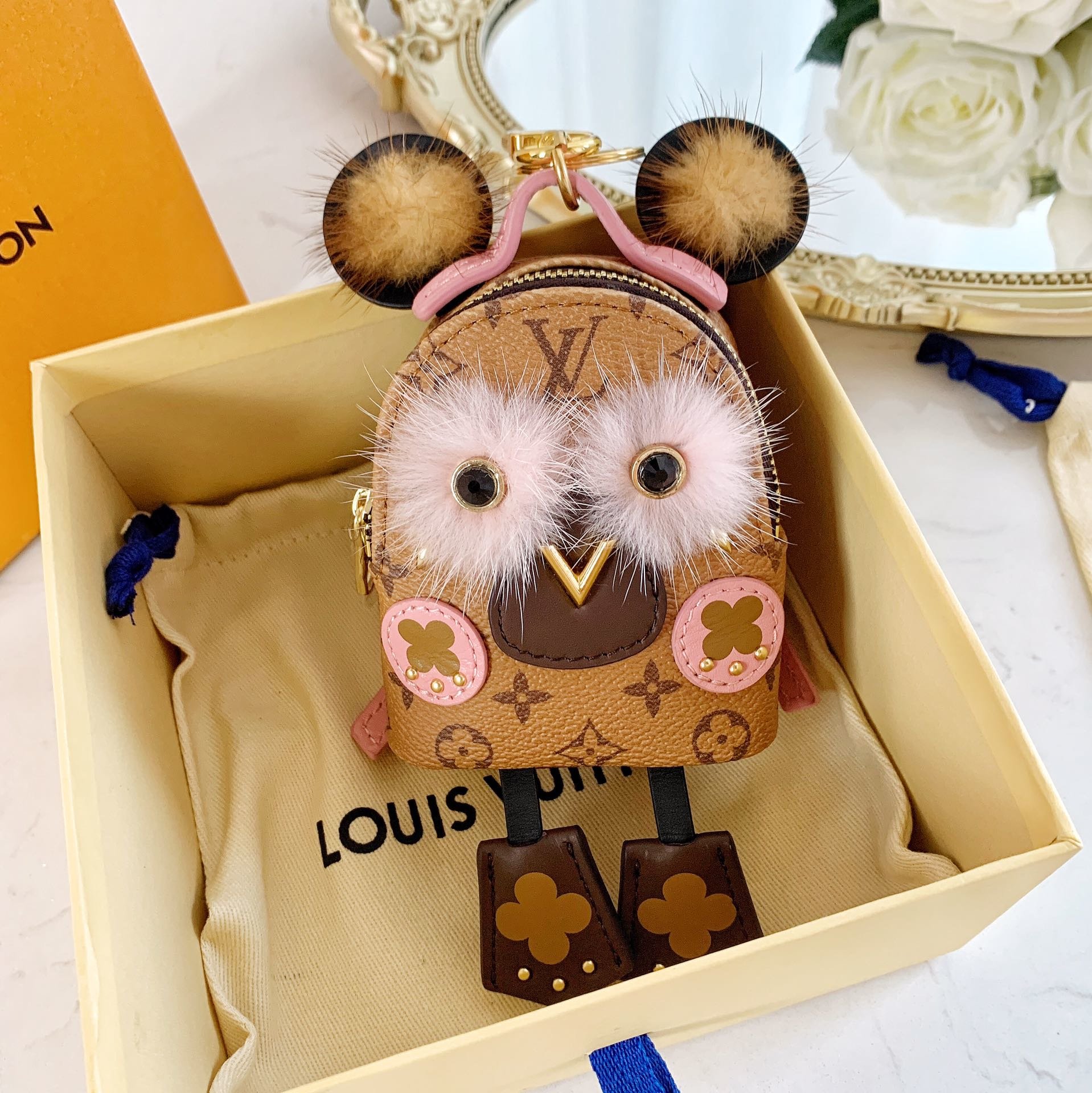 LU NEW WAVE Bag Decoration and Keychain M63749 This New Wave Bag Decoration and Keychain demonstrates a reinterpretation of the brand's eye-catching LV logo. New Wave story's iconic pattern design, eye-catching colors and classic Mon6 - Image 4