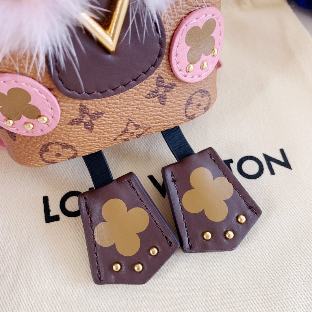 LU NEW WAVE Bag Decoration and Keychain M63749 This New Wave Bag Decoration and Keychain demonstrates a reinterpretation of the brand's eye-catching LV logo. New Wave story's iconic pattern design, eye-catching colors and classic Mon6