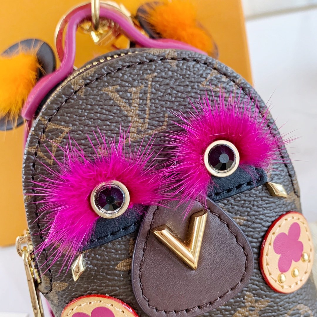 LU NEW WAVE Bag Decoration and Keychain M63749 This New Wave Bag Decoration and Keychain demonstrates a reinterpretation of the brand's eye-catching LV logo. New Wave story's iconic pattern design, eye-catching colors and classic Mon6 - Image 5