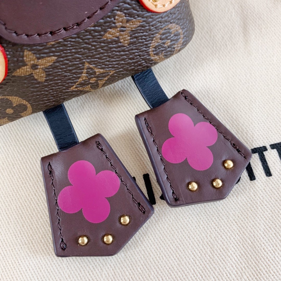 LU NEW WAVE Bag Decoration and Keychain M63749 This New Wave Bag Decoration and Keychain demonstrates a reinterpretation of the brand's eye-catching LV logo. New Wave story's iconic pattern design, eye-catching colors and classic Mon6 - Image 4