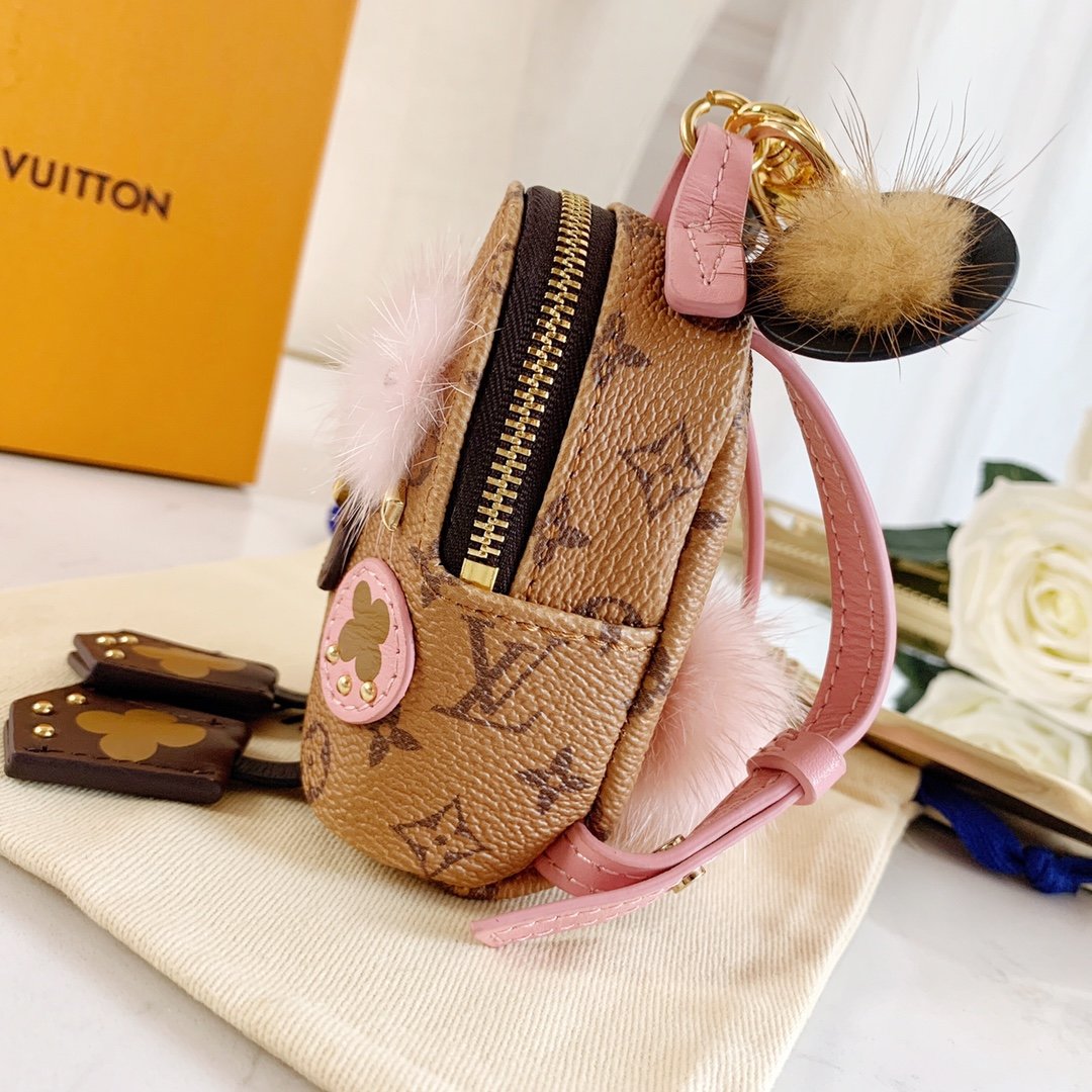 LU NEW WAVE Bag Decoration and Keychain M63749 This New Wave Bag Decoration and Keychain demonstrates a reinterpretation of the brand's eye-catching LV logo. New Wave story's iconic pattern design, eye-catching colors and classic Mon6 - Image 3