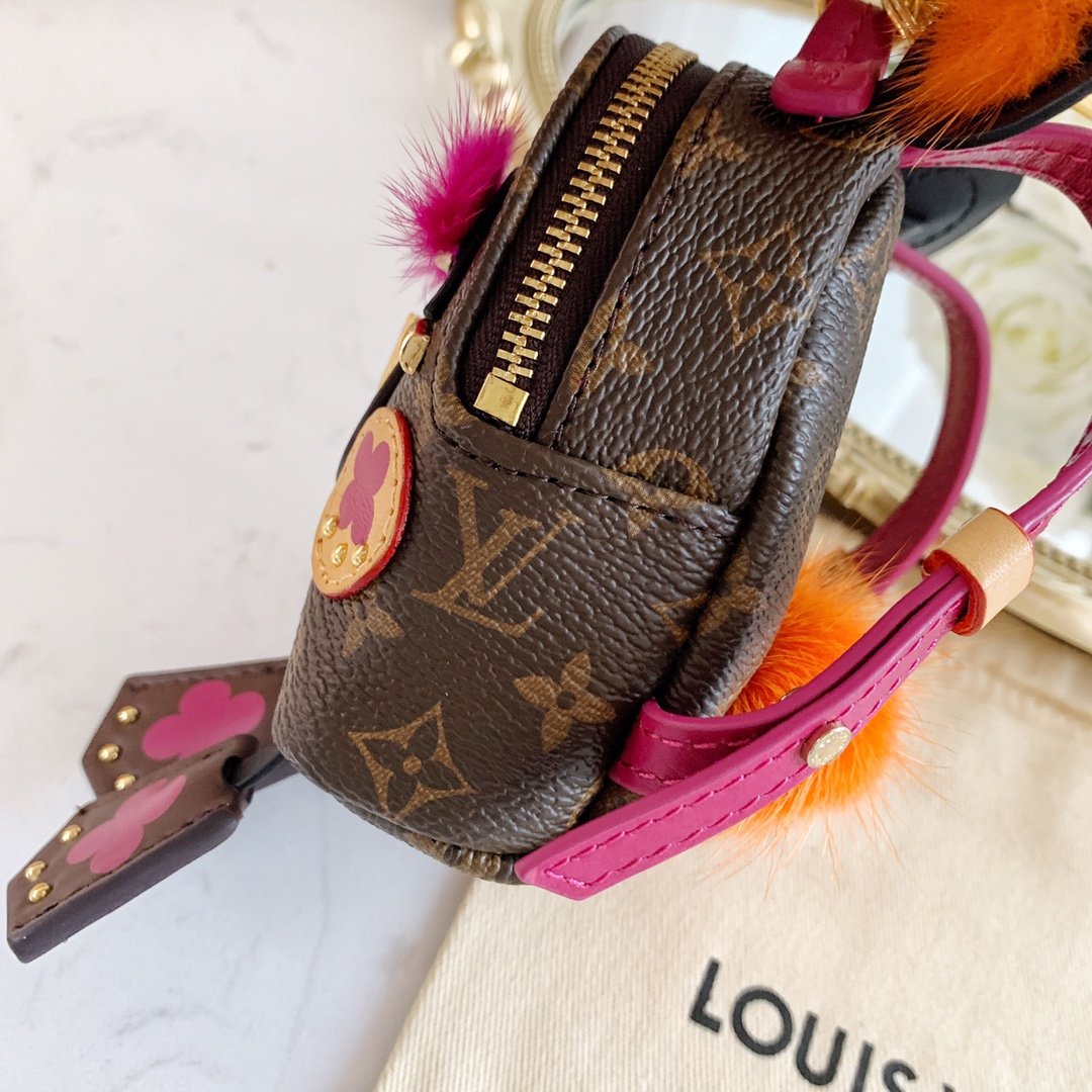 LU NEW WAVE Bag Decoration and Keychain M63749 This New Wave Bag Decoration and Keychain demonstrates a reinterpretation of the brand's eye-catching LV logo. New Wave story's iconic pattern design, eye-catching colors and classic Mon6