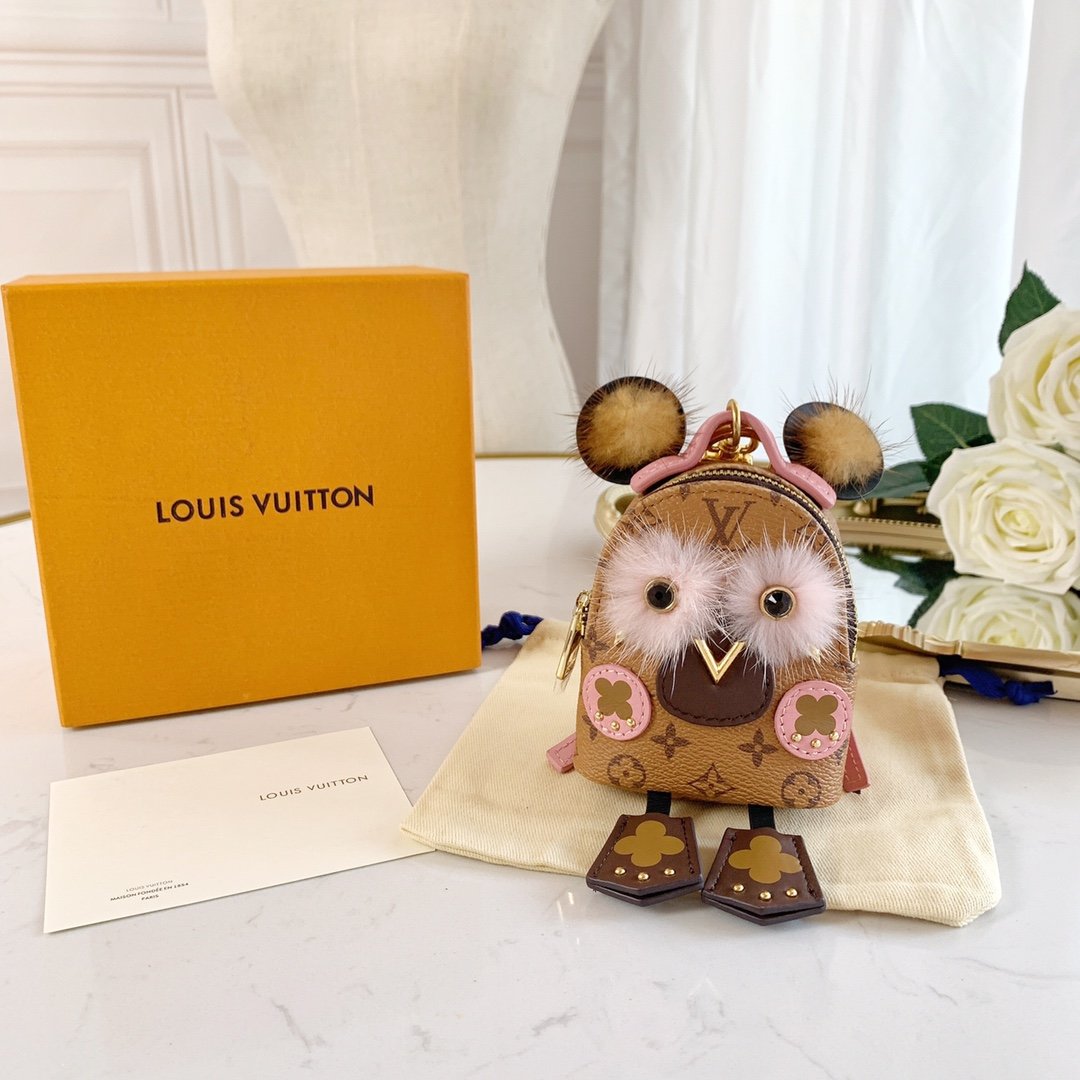 LU NEW WAVE Bag Decoration and Keychain M63749 This New Wave Bag Decoration and Keychain demonstrates a reinterpretation of the brand's eye-catching LV logo. New Wave story's iconic pattern design, eye-catching colors and classic Mon6 - Image 9