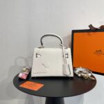 Underarm bag, imported original cowhide, high-end quality, gift bag invoice, size 28x15white handbag