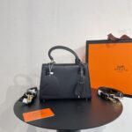 Underarm bag, imported original cowhide, high-end quality, gift bag invoice, size 28x15black handbag